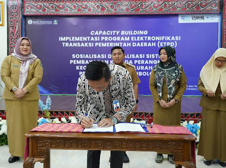 Kepala Perwakilan Bank Indonesia Sibolga Riza Putera saat menandatangani komitmen bersama digitalisasi pembayaran pajak, Senin (14/7) di Graha Aulia BI Sibolga.