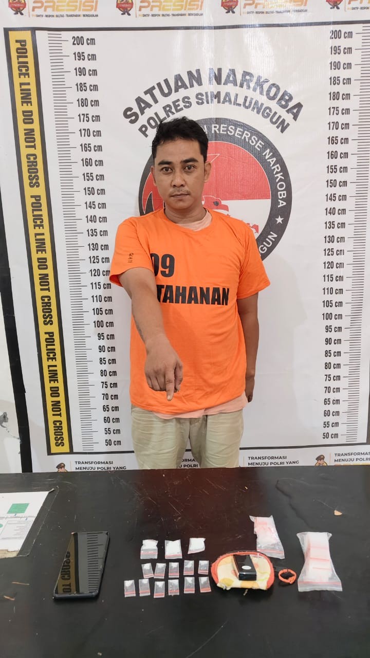 Tersangka pengedar sabu dan barang bukti.