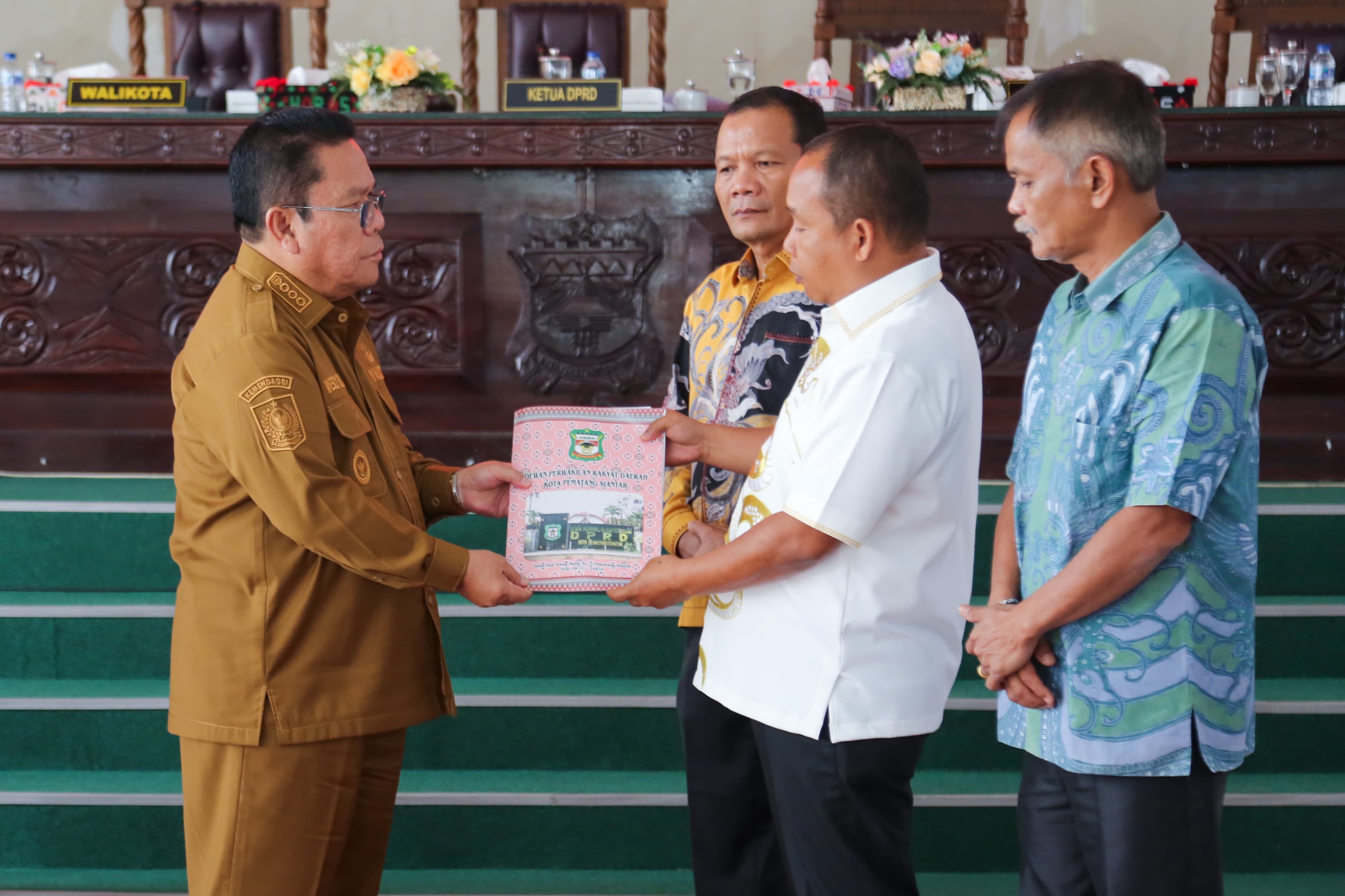 Wali Kota Pematangsiantar Wesly Silalahi menerima pokir tertulis dari Ketua DPRD Kota Pematangsiantar Timbul Marganda Lingga.