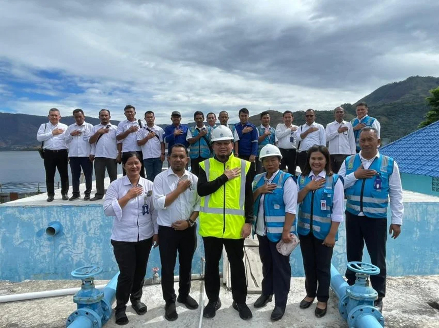 PLT Dirut Perumda Tirtanadi Ewin Putra foto bersama jajarannya saat meninjau SPAM Samosir baru-baru.