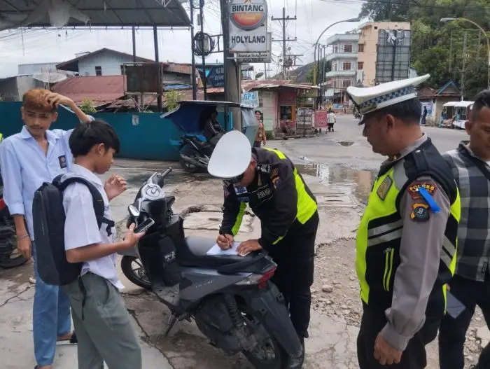 Personel Sat Lantas Polres Sibolga saat melakukan razia penindakan pada Operasi Patuh Toba 2025.