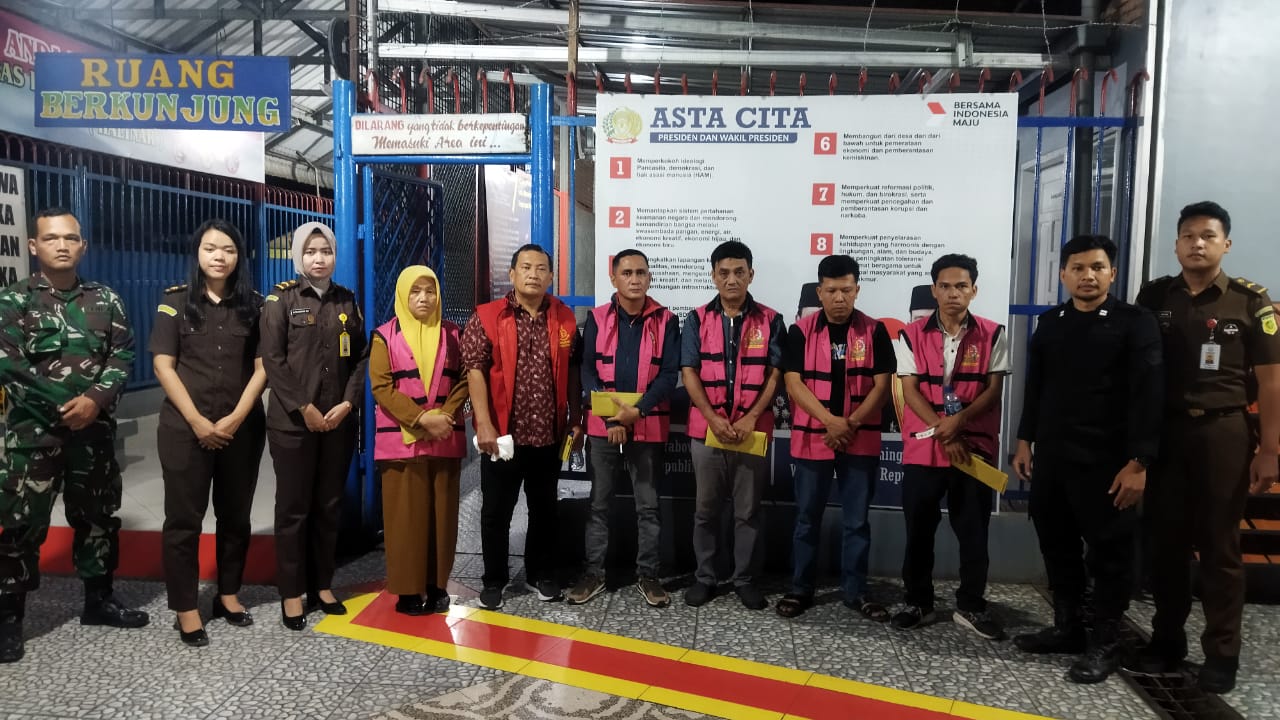 Ke enam tersangka saat dititipkan Jaksa di Lapas kelas IIA Rantauprapat.
