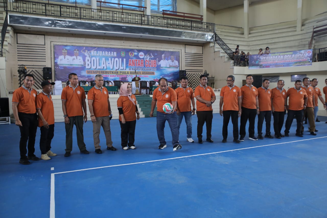 Bupati Asahan Taufik Zainal Abidin saat membuka resmi Kejuaraan Bola Voli Antar Club se-Kabupaten Asahan 2025.