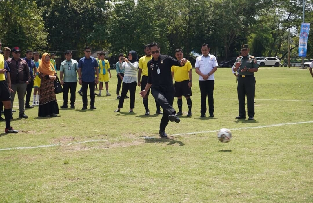Wali Kota Medan, Rico Waas melakukan tendangan perdana sebagai tanda dibukanya GSI Tingkat Kota Medan 2025 di Lapangan Taman Cadika, Selasa (15/5).