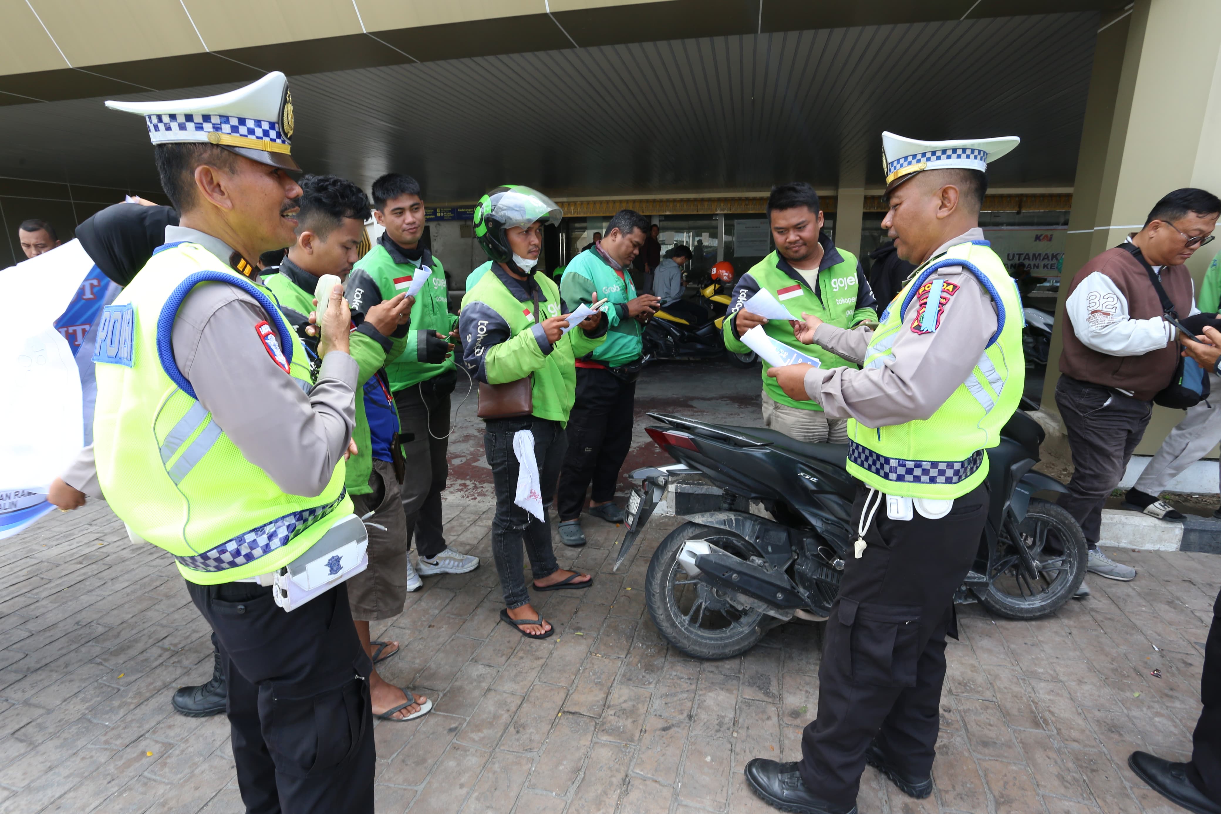 Personil Polda Sumut saat menindak pelanggar lalu lintas di wilayah hukumnya.