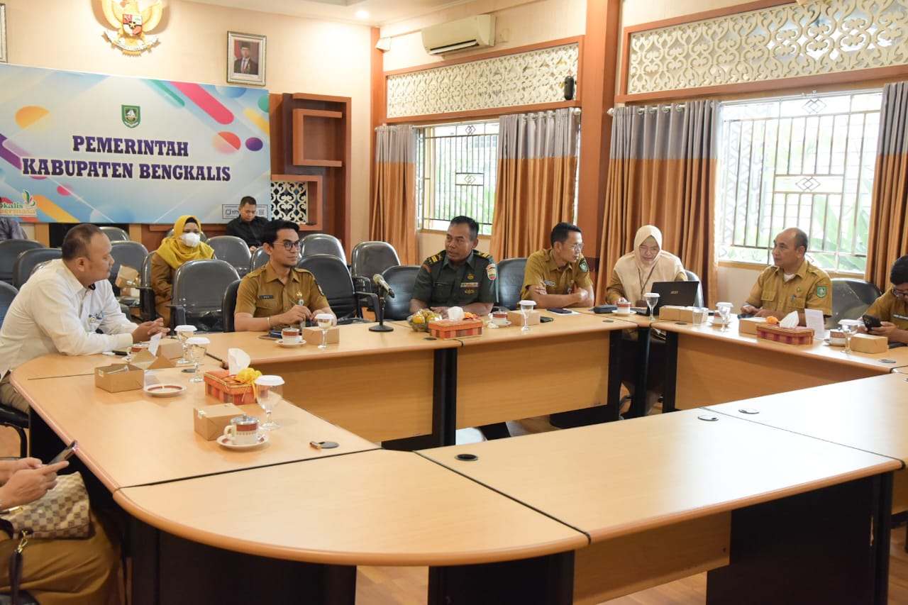 Plt Staf Ahli Bupati Bidang Ekonomi, Keuangan dan Pembangunan, H. Khairi Fahrizal, saat mengikuti rakor pengendalian inflasi secara daring.