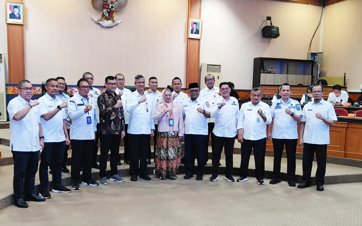 Suasana Rakor sinkronisasi kebijakan perlindungan data dan transaksi elektronik di Kantor Gubernur Riau.