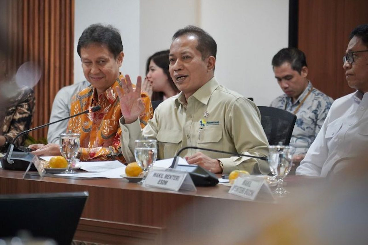 Wakil Menteri Koperasi Ferry Juliantono dalam rapat koordinasi di Kantor Kementerian Koordinator Bidang Pangan, Jakarta.