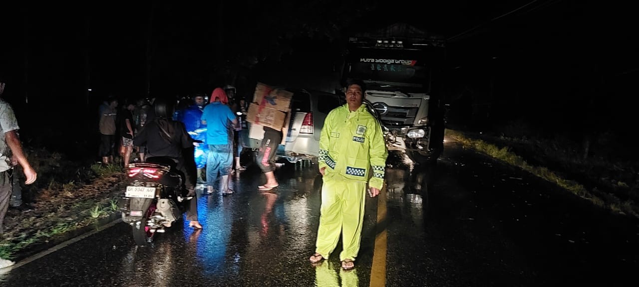 Lokasi lakalantas di jalan umum Km 14-15 Nagori Batu Silangit Kecamatan Tapian Dolok Kabupaten Simalungun.
