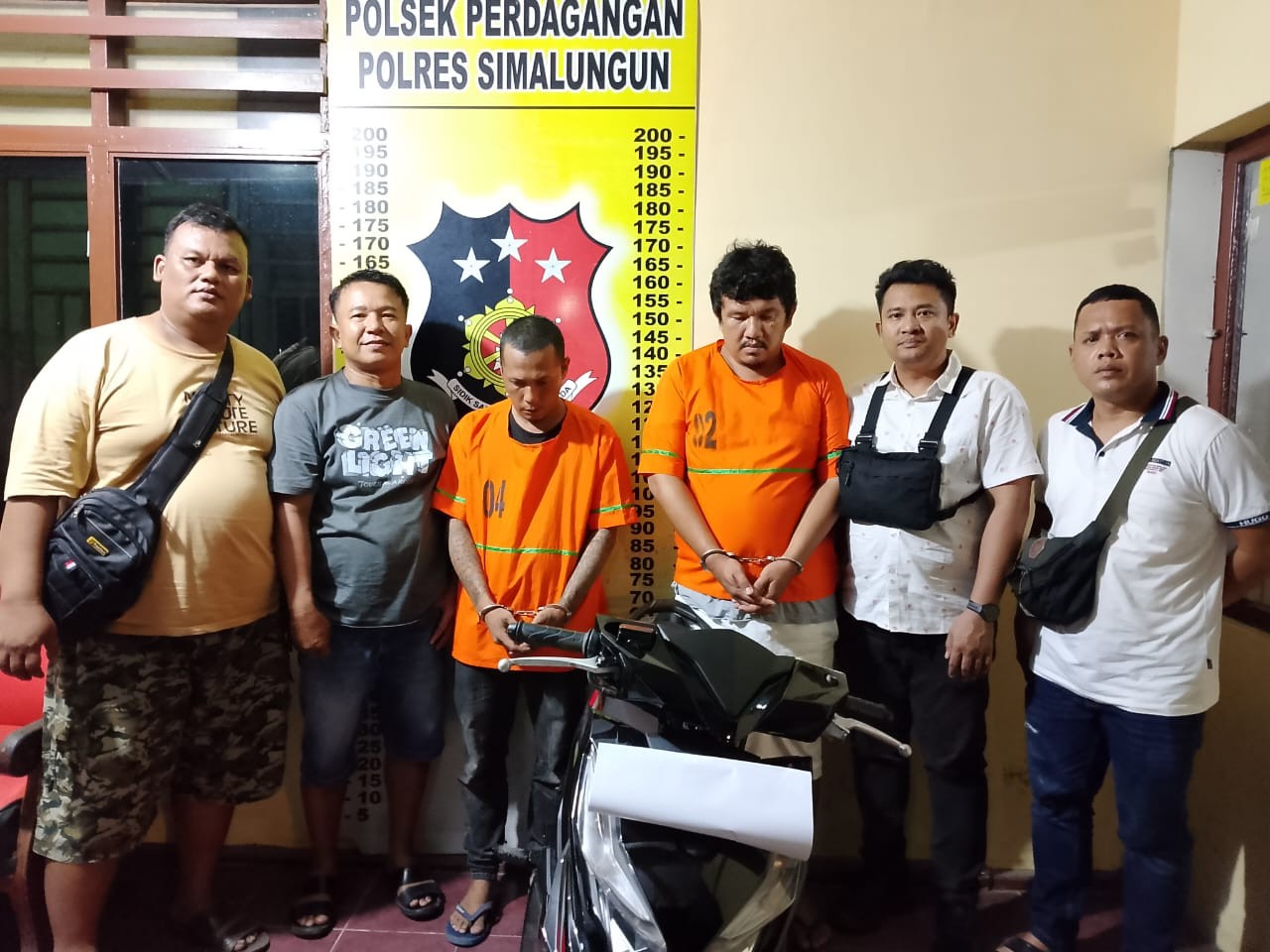 Pelaku curanmor dan penadah saat diamankan di Mapolsek Perdagangan.