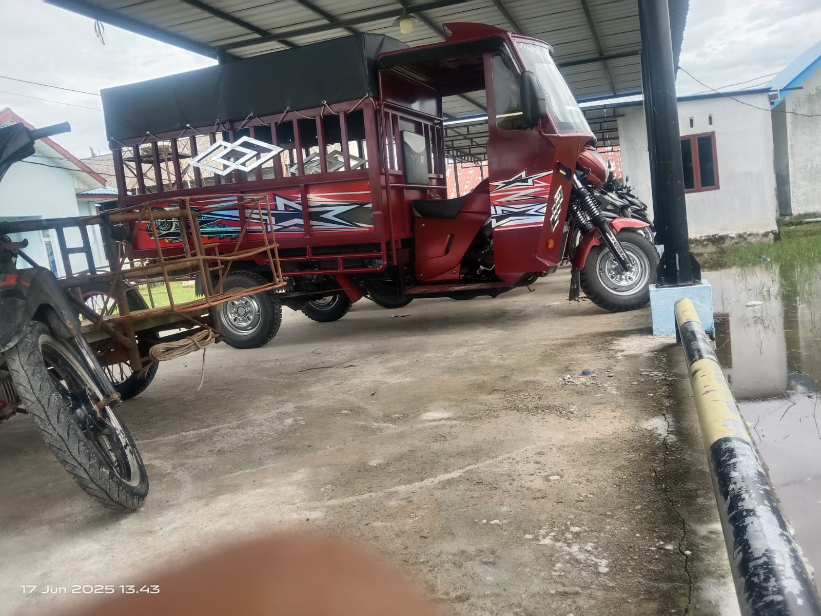Satu unit becak motor (betor) pengangkut sampah hibah dari DLH Asahan untuk Desa Bagan Asahan diduga beralih fungsi menjadi alat pembayaran utang oknum camat.