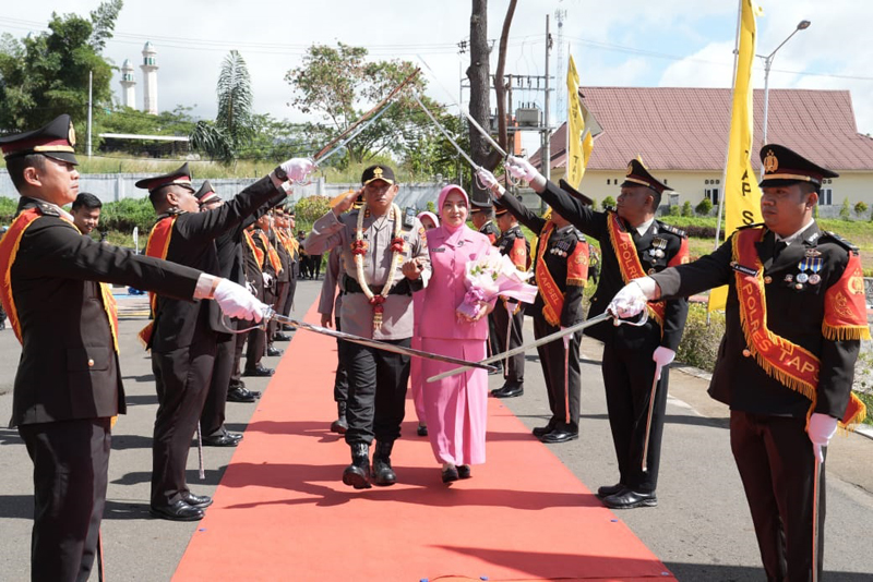 Tradisi Pedang Pora dan penyematan ulos tandai acara Sambut Kapolres Tapsel baru AKBP Yon Edi Winara dan Lepas Kapolres Tapsel lama AKBP Yasir Ahmadi.