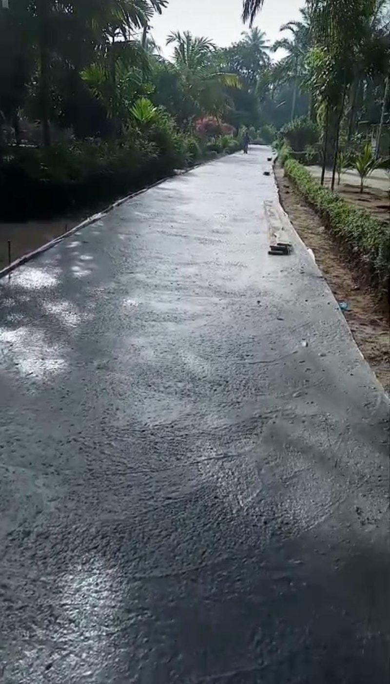 Proyek peningkatan jalan lingkungan dengan beton di Dusun 1 Desa Persatuan, Kecamatan Pulau Rakyat, Kabupaten Asahan.