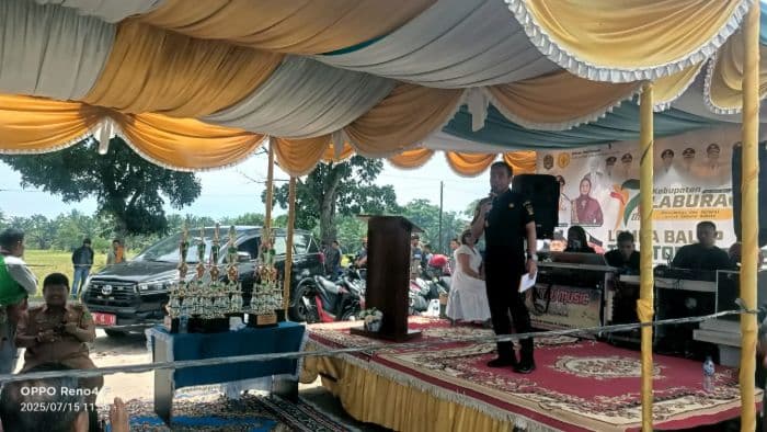 Wakil Bupati Labura Samsul Tanjung membuka lomba pengoperasian traktor mini.