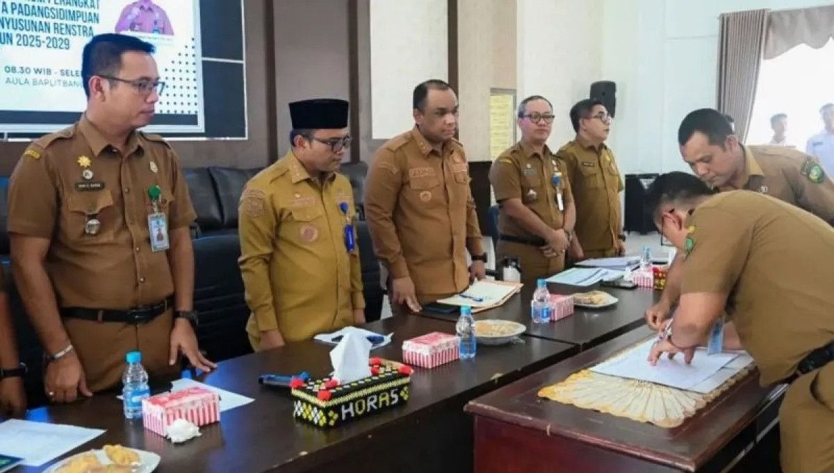 Wali Kota Padangsidimpuan Letnan Dalimunthe didampingi Wakil Wali Kota Padangsidimpuan Harry Pahlevi dan Plt Sekda Roni G Rambe saat menandatangai hasil kesepakatan forum Renstra 2025&ndash;2029.