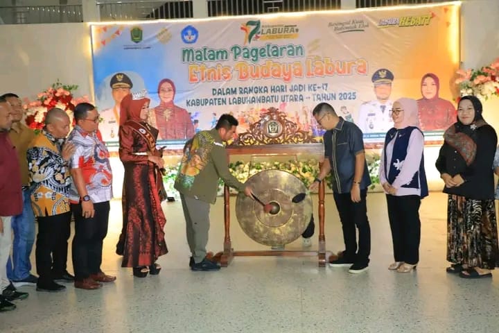 Pembukaan pagelaran etnis budaya dalam rangka menyambut hari jadi Kabupaten Labuhanbatu Utara ke-17 tahun 2025.