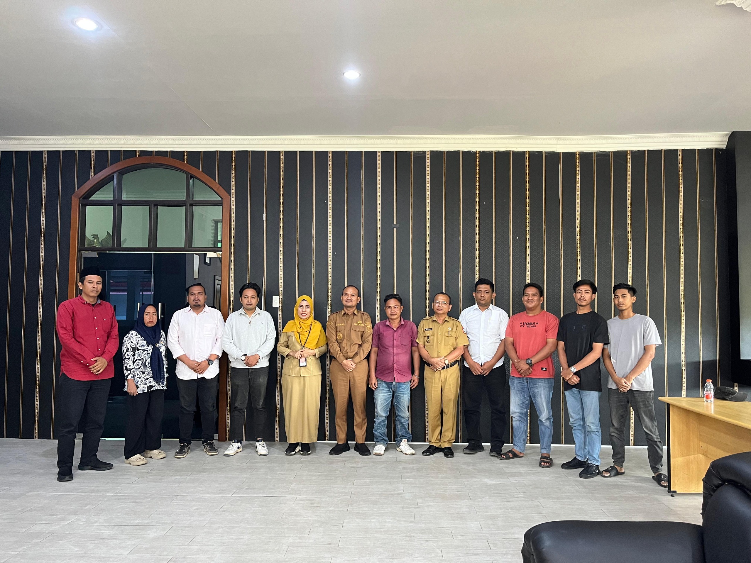 Perwakilan honorer non ASN R-4 saat melakukan audiensi bersama Wali Kota Tanjungbalai Mahyaruddin Salim B di ruang kerjanya.