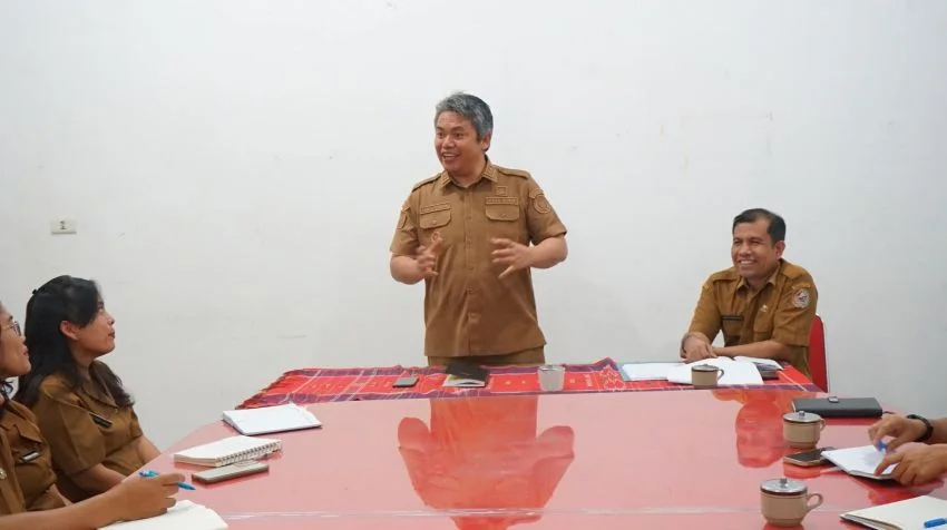 Wabup Taput, Deni Lumbantoruan didampingi Plt Kepala BKPSDM Taput, Jenri Suryandi Simanjuntak saat mengikuti rapat bersama sejumlah staf di Kantor BKPSDM.