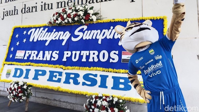 Persib Bandung mengungkap Frans Putros sebagai rekrutan anyarnya lewat karangan bunga di Jalan Asia Afrika.