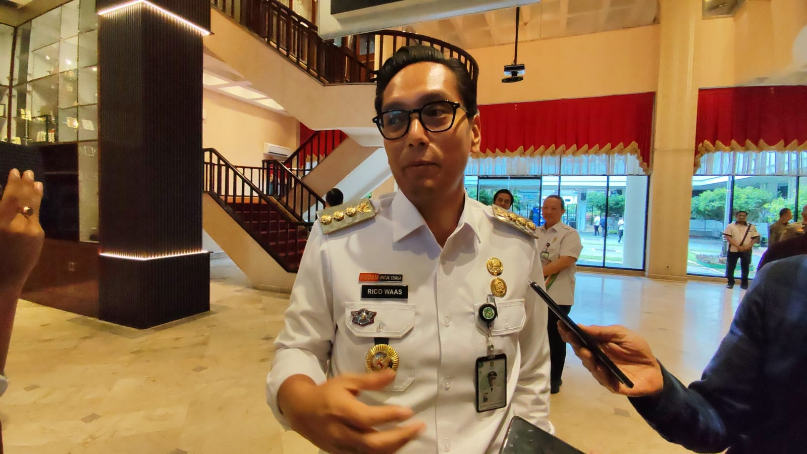 Wali Kota Medan, Rico Tri Putra Bayu Waas saat diwawancarai wartawan di lobi balai kota pada Rabu (16/7/2025).