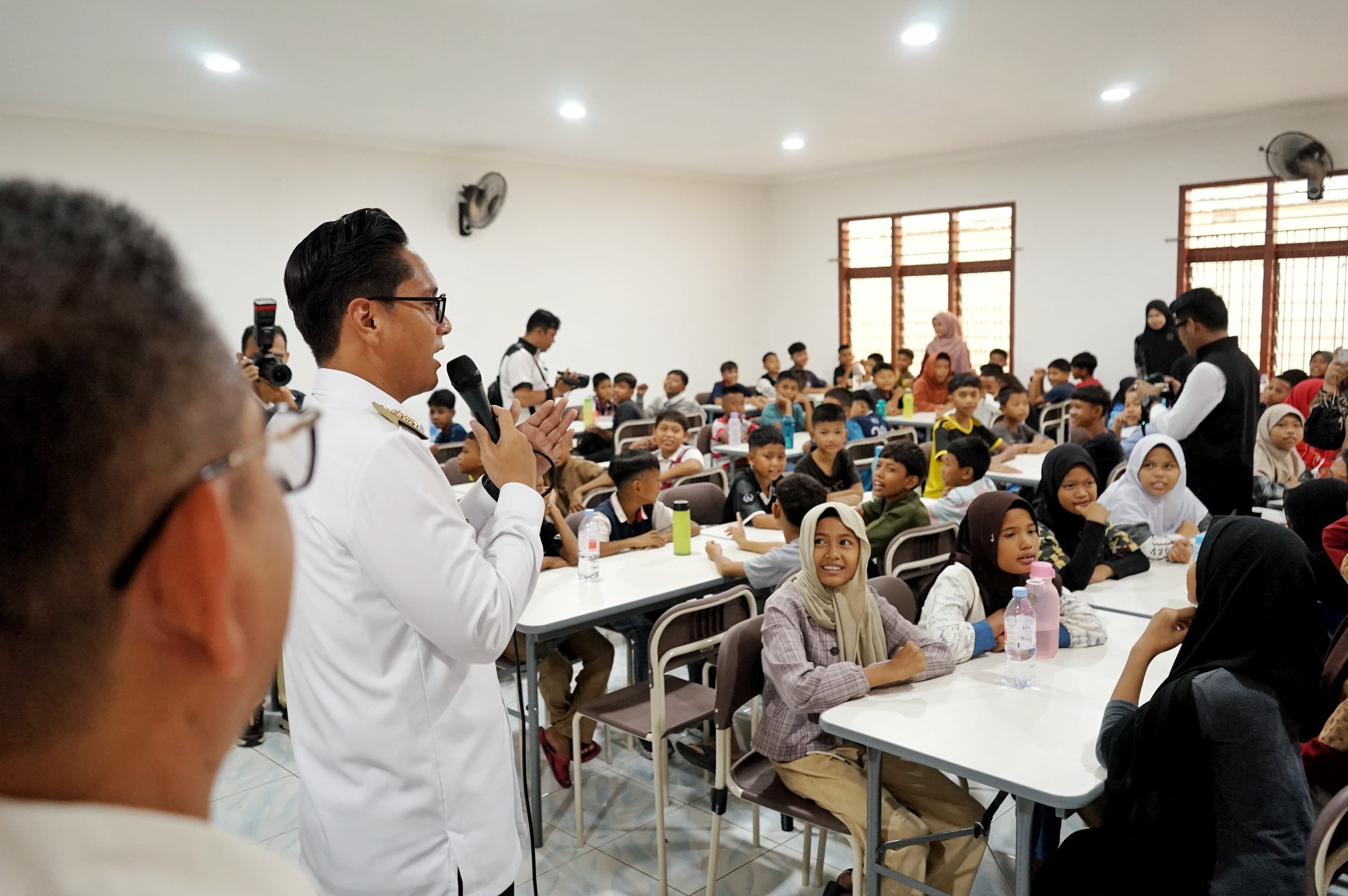 Wali Kota Medan Rico Tri Putra Bayu Waas menyapa siswa Sekolah Rakyat saat meninjau proses MPLS di Balai Sentra Bahagia, Rabu (16/7/2025).