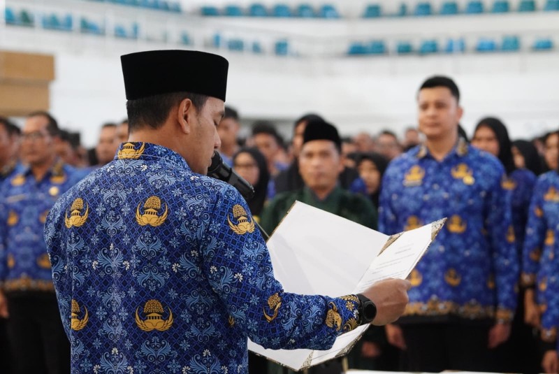 Walikota Tebingtinggi saat melantik 658 PPPK Tahap 1 TA 2024 di lingkungan Pemko Tebingtinggi.