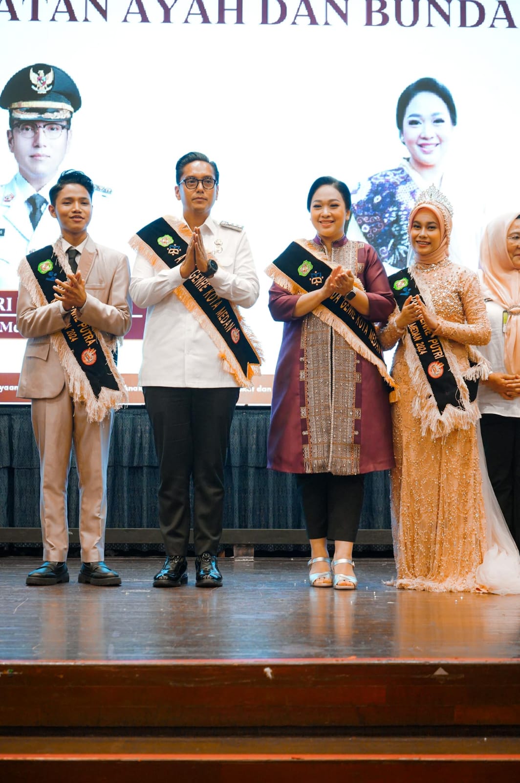 Rico Waas dan Airin Rico Waas mengenakan selempang Ayah dan Bunda GenRe usai penobatan di puncak Pemilihan Duta GenRe Kota Medan 2025.