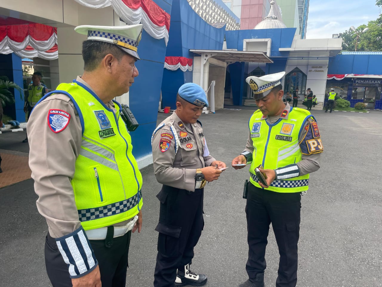 Petugas memeriksa kelengkapan kendaraan anggota dalam razia internal Operasi Patuh Toba 2025 di Polda Sumut.