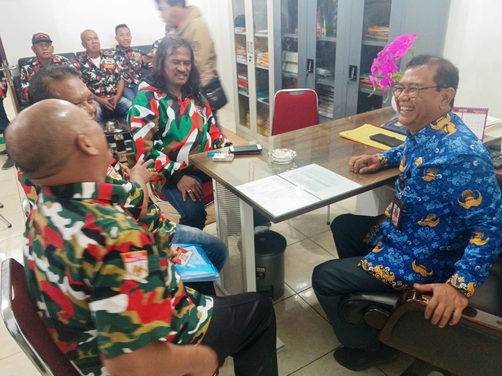 Ketua LMP Macab Karo Gembira Ginting bersama jajaran saat menyerahkan SK organisasi ke Kepala Kesbangpol Tetap Ginting di Kantor Kesbangpol Kabupaten Karo, Kamis (17/7/2025).