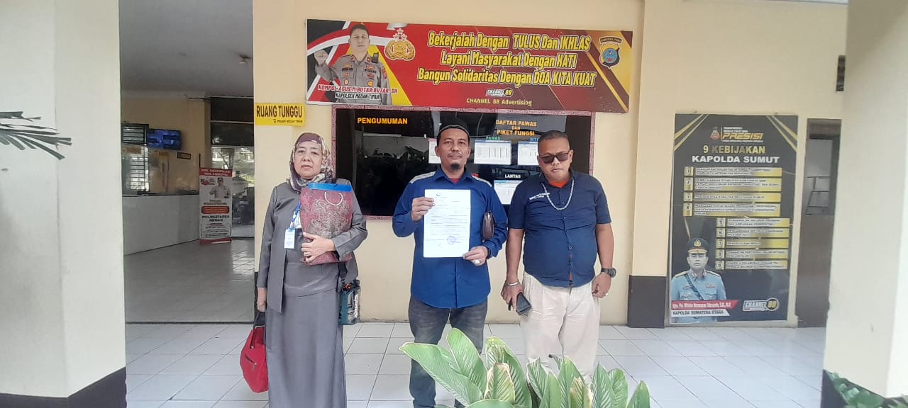 Epza bersama rekan-rekannya di Polsek Medan Timur usai memberikan keterangan terkait dugaan pemalsuan rekening PB-PASU.