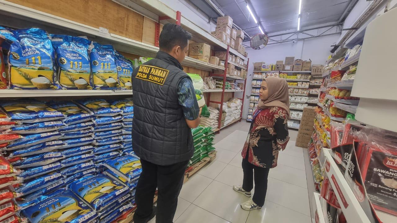 Petugas Subdit I Indag Polda Sumut saat melakukan sidak di swalayan Medan terkait dugaan pelanggaran mutu beras kemasan premium.