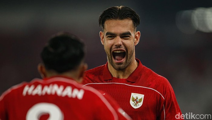 Jens Raven cetak 6 gol di laga debut.