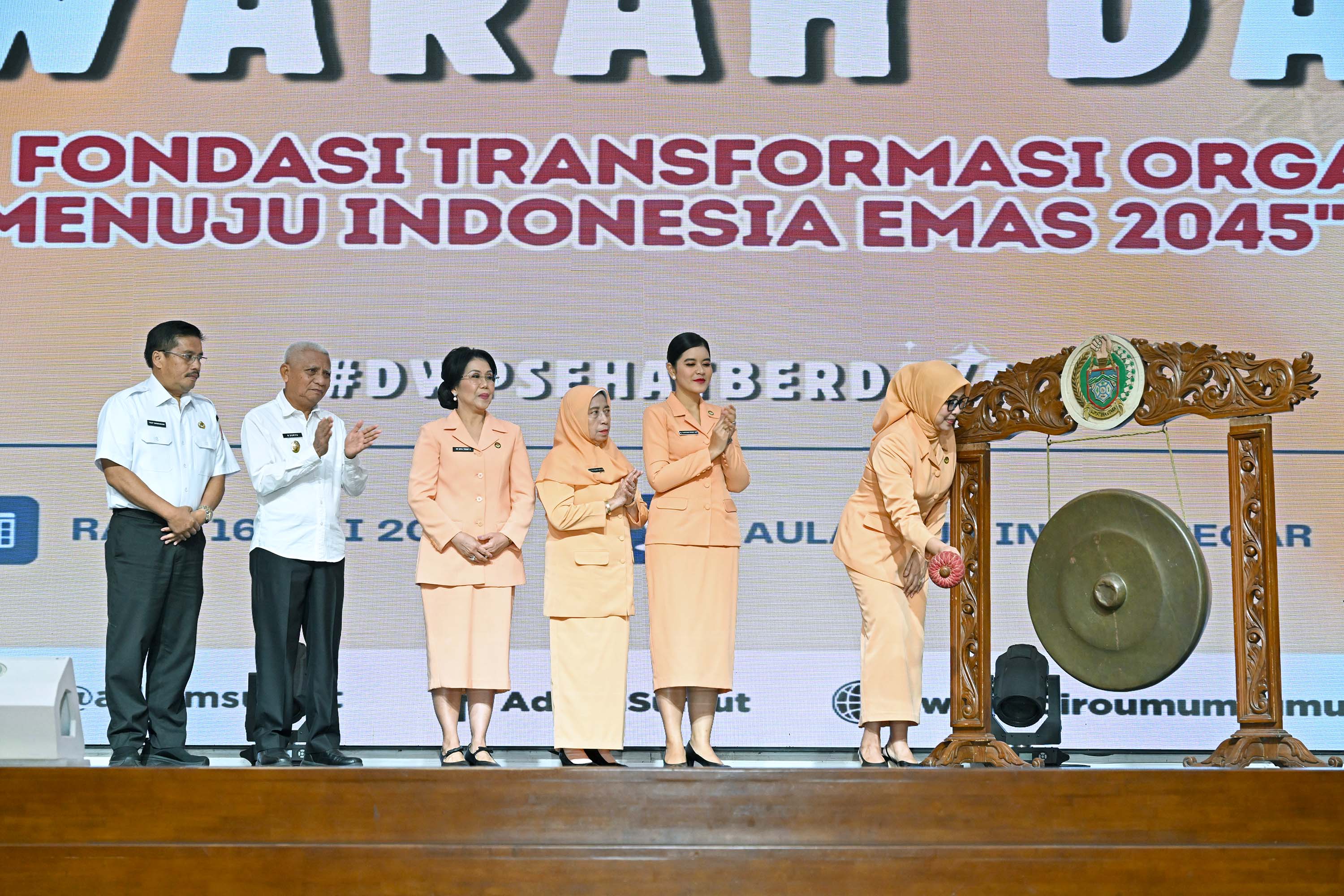 Ketua Umum Dharma Wanita Persatuan Ida Budi G. Sadikin memukul gong tanda dibukanya Musda V Dharma Wanita Persatuan Sumut di Aula Raja Inal Siregar, Jalan Diponegoro No.30, Medan, Rabu (16/7/).