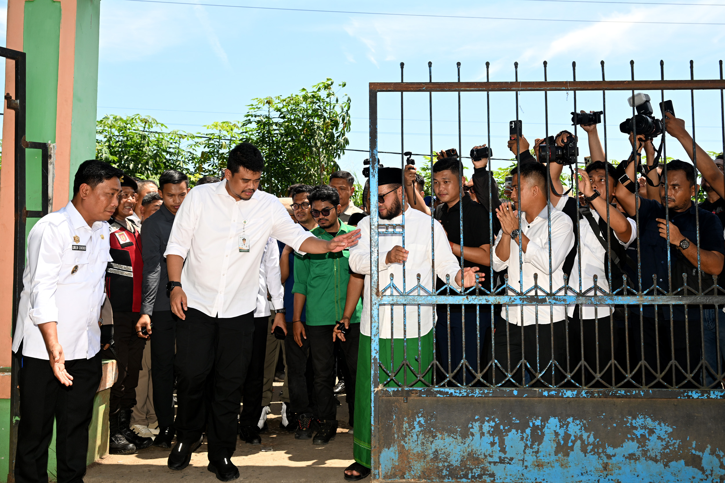 Gubsu Bobby Nasution bersama Wakil Bupati Deli Serdang Lom Lom Suwondo, Ketua PW Al-Washliyah Sumut, Dedi Iskandar Batubara, membuka gerbang sekolah di Desa Petumbukan, Galang, Rabu (16/7/2025).