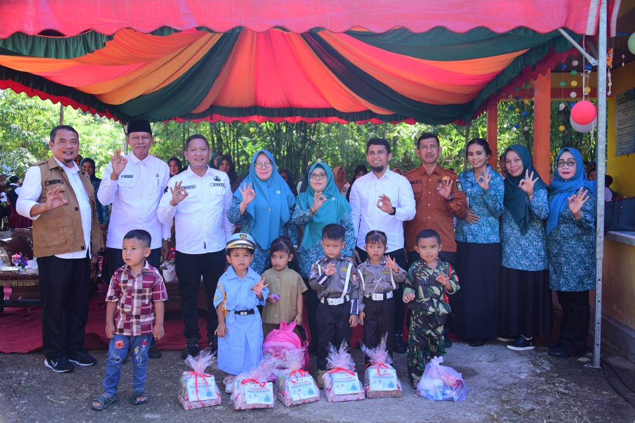 Petugas kesehatan saat memberikan imunisasi kepada anak di Desa Pematang Duku, Kecamatan Bengkalis, Rabu (16/7/2025).