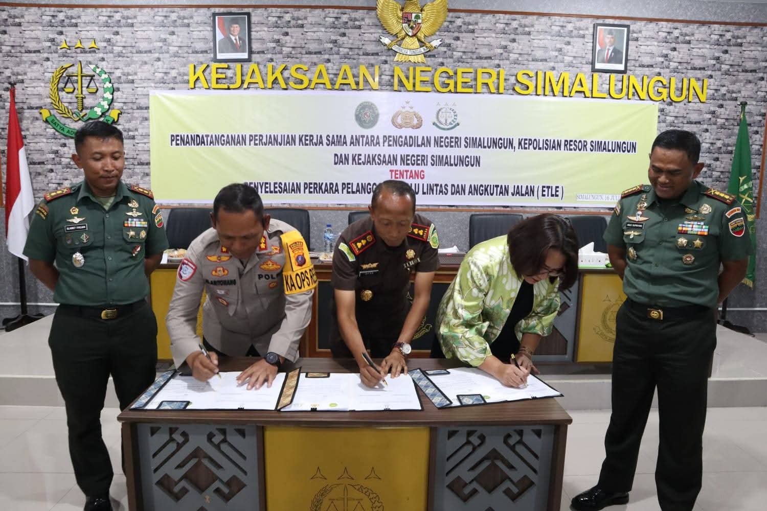 Polres Simalungun menandatangani MoU bersama Kejaksaan Negeri dan Pengadilan Negeri Simalungun di Kantor Kejari Simalungun, Rabu (16/7/2025).