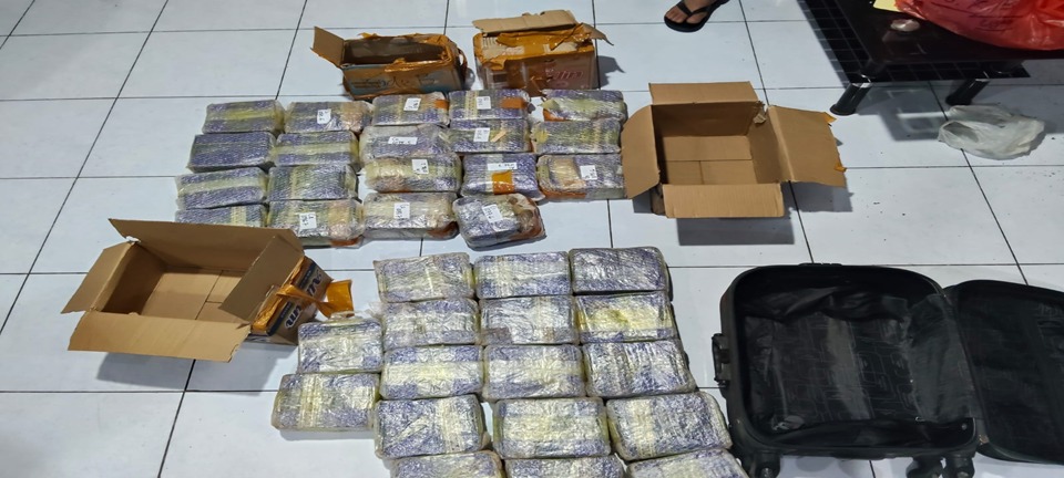 Dari tangan keduanya, petugas menyita 36 bungkus sabu-sabu, masing-masing seberat sekitar 1 kilogram.