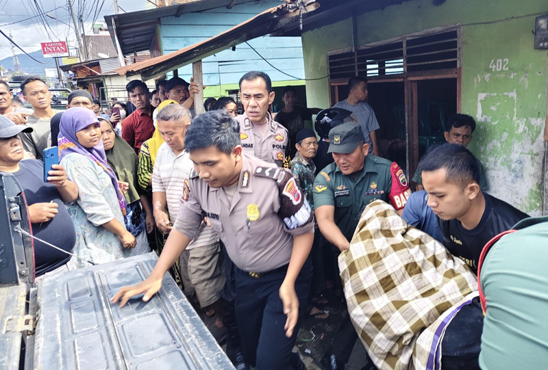 Evakuasi jenazah Roni Gunawan Harahap (70) dari salah satu warung kedai kopi di Jalan Sudirman,Lingk II Kel. Sadabuan, Kota Padangsidimpuan.