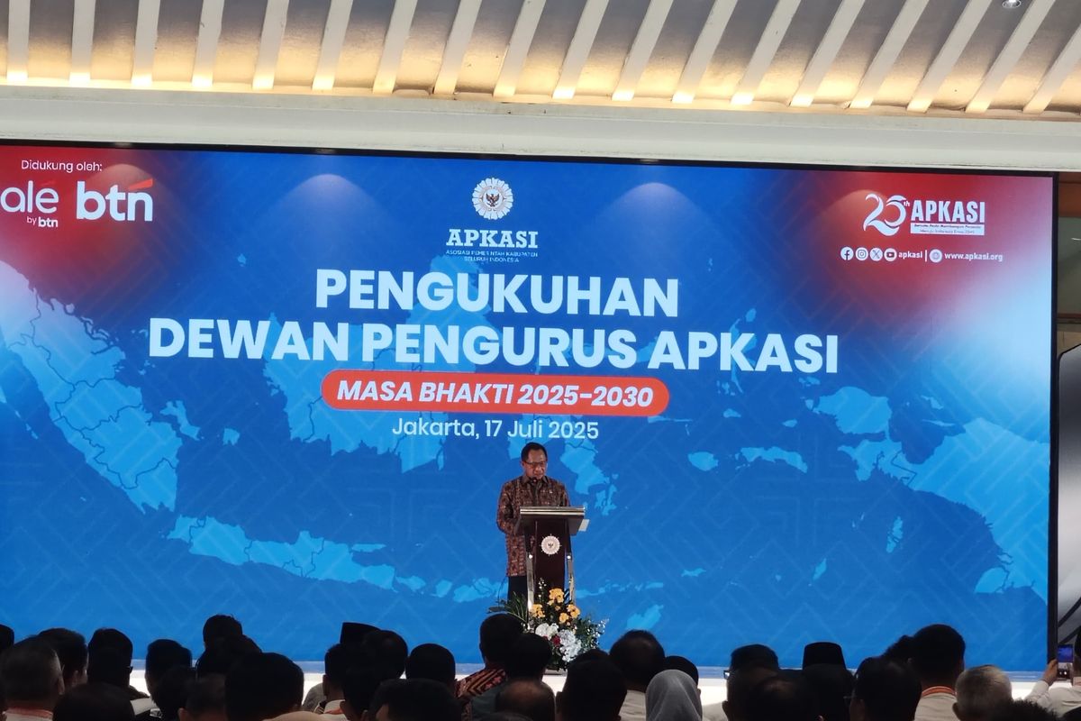 Mendagri Tito Karnavian dalam acara pengukuhan Dewan Pengurus Apkasi di Jakarta.