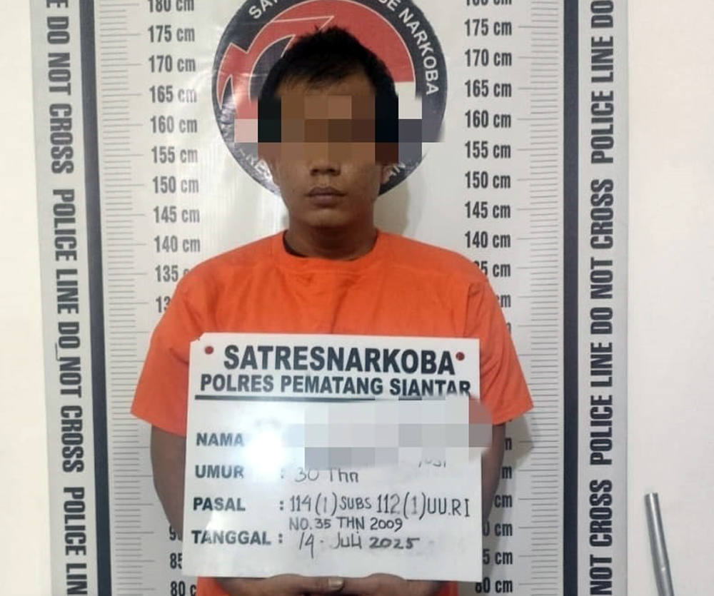 Pelaku HIYM saat diamankan polisi bersama barang bukti sabu dan ekstasi.