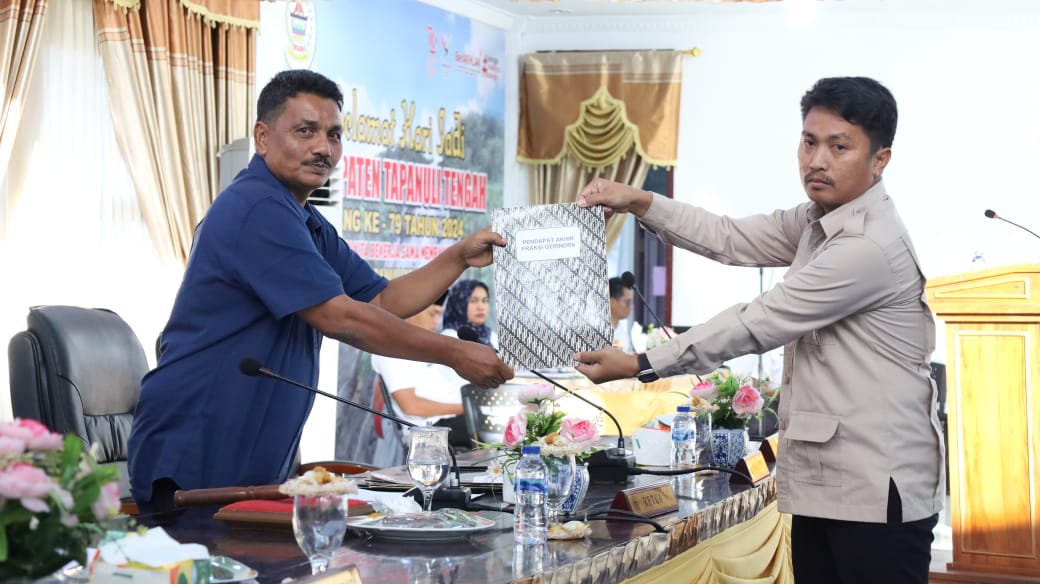 Deni Herman Hulu menyampaikan pandangan akhir Fraksi Gerindra kepada Ketua DPRD Tapteng Ahmad Rivai Sibarani.