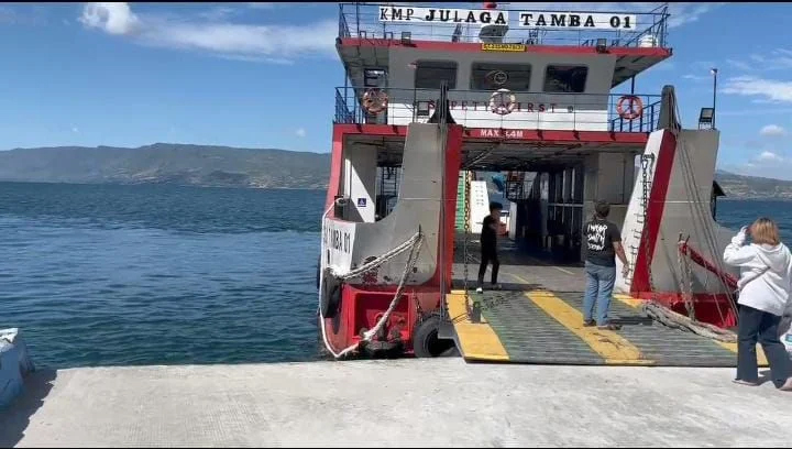 KMP Julaga Tamba bersandar sebelum berangkat dari Pelabuhan Tigaras ke Simanindo.
