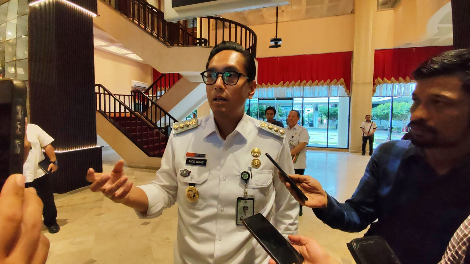 Wali Kota Medan, Rico Tri Putra Bayu Waas melayani wawancara wartawan di balai kota, Rabu (16/7/2025).