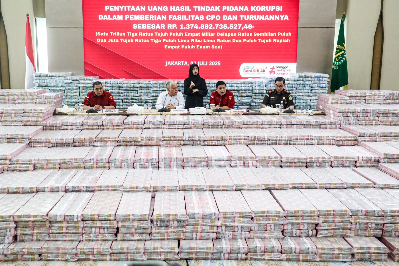 Penyitaan uang hasil tindak pidana korupsi pemberian fasilitas crude palm oil (CPO) dan turunannya di Gedung Bundar Jampidus Kejaksaaan Agung.