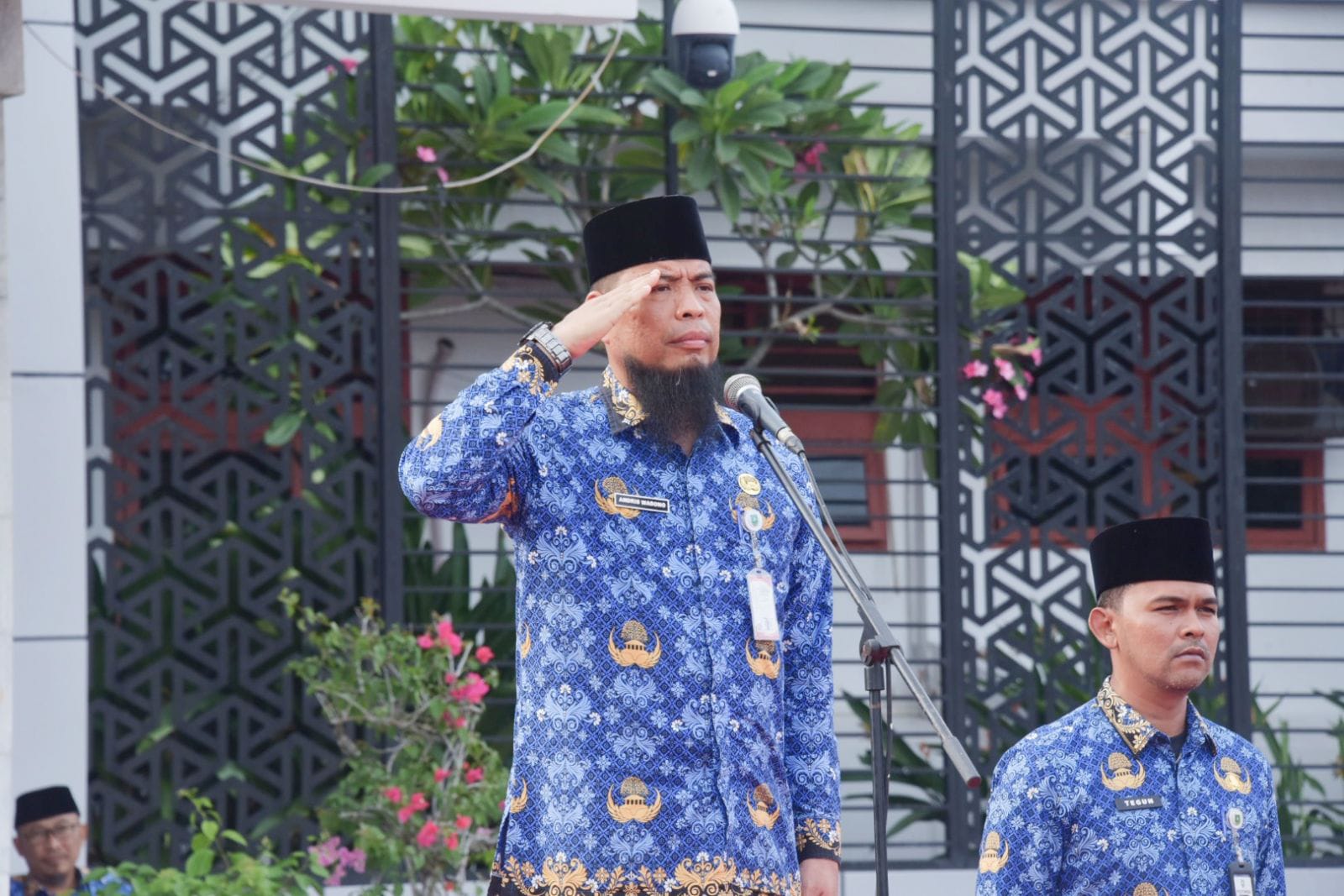 Asisten I Pemkab Bengkalis, Andris Wasono, memimpin upacara Hari Kesadaran Nasional (HKN) dan Hari Koperasi Nasional ke-78, Kamis (17/7/2025).