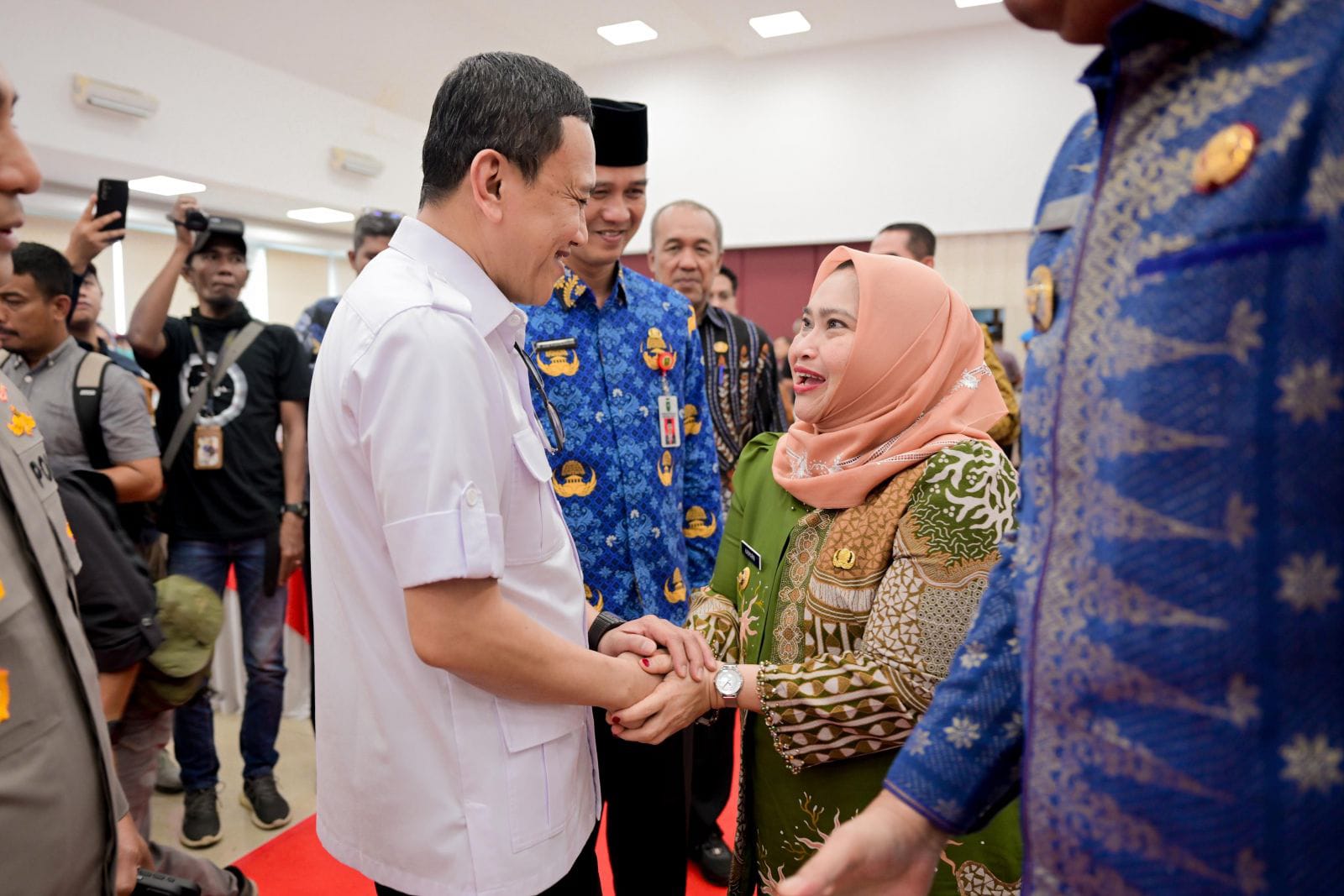Bupati Bengkalis Kasmarni menyalam Menteri P2MI Abdul Kadir Karding sebelum deklarasi perang terhadap TPPO dan praktik penempatan ilegal pekerja migran , di Aula Polda Riau, Kamis.