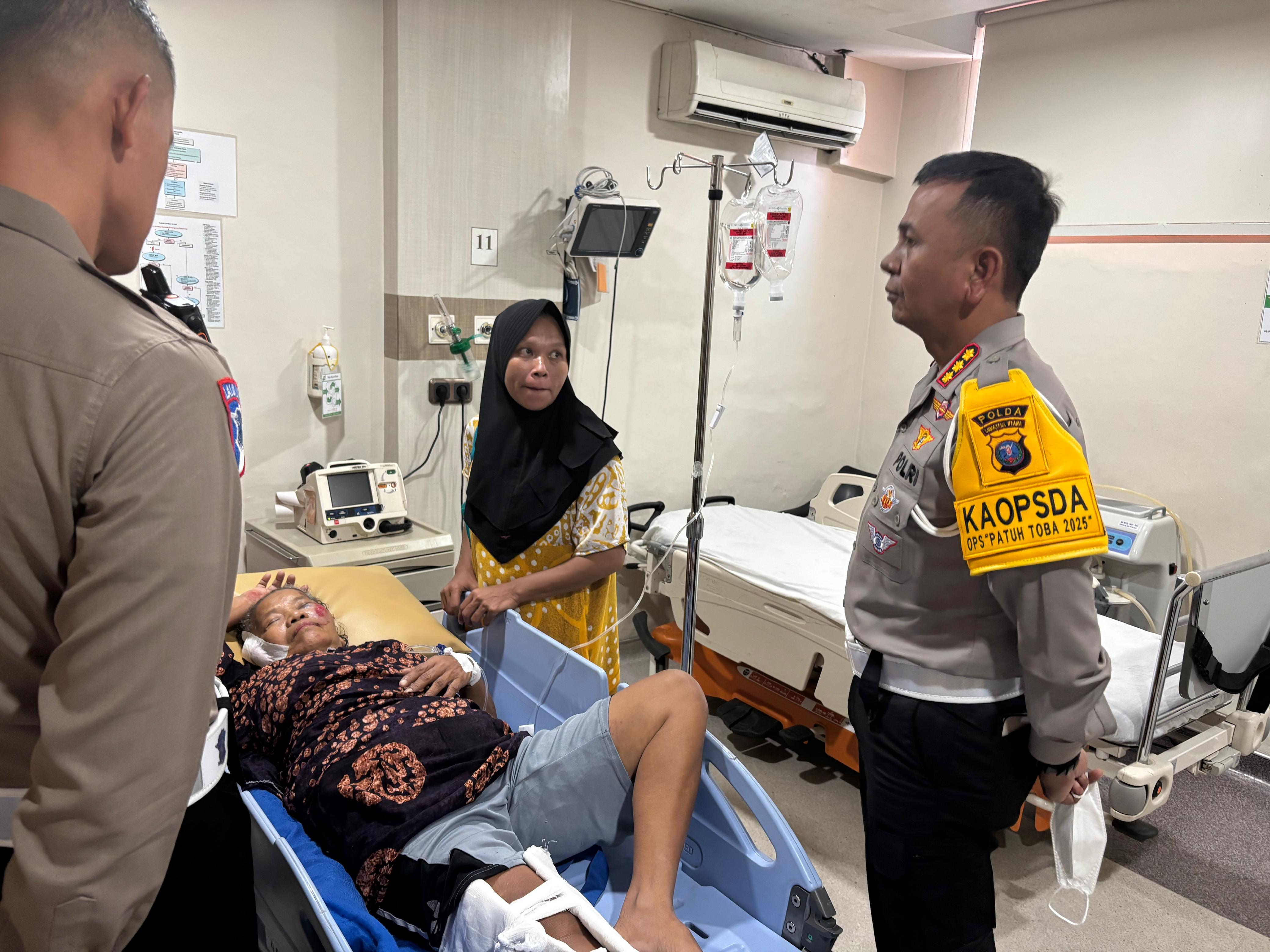 Dirlantas Polda Sumut, Kombes Pol Firman Darmansyah, saat menjenguk Nek Rodiah di RS Grand Medistra.