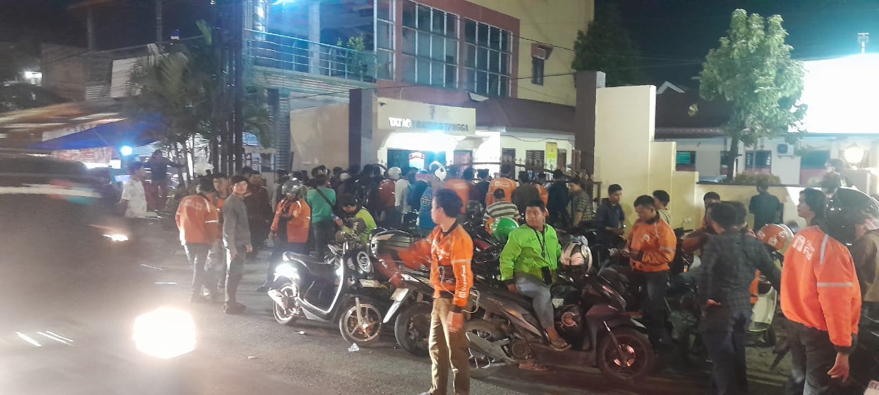 Ratusan driver ojol mendatangi Polsek Medan Tembung menuntut keadilan atas kasus pemukulan oleh pak ogah.
