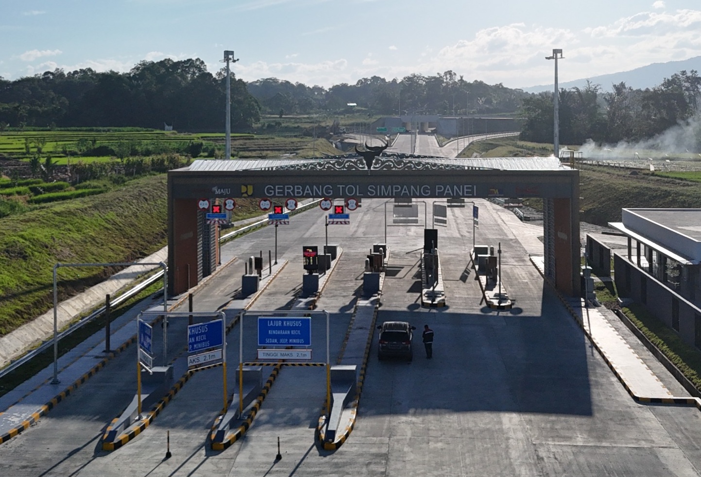 Gerbang tol Simpang Panei.