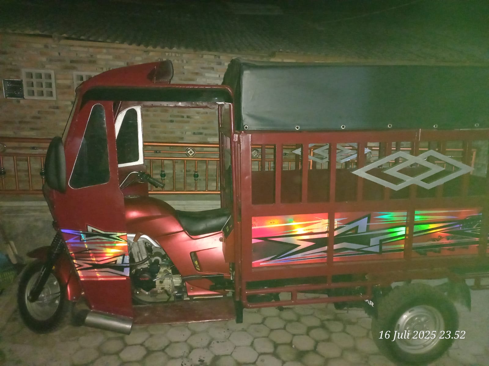 Betor sampah hibah dari Dinas Lingkungan Hidup (DLH) yang diduga digelapkan dan dijadikan alat bayar utang pribadi.